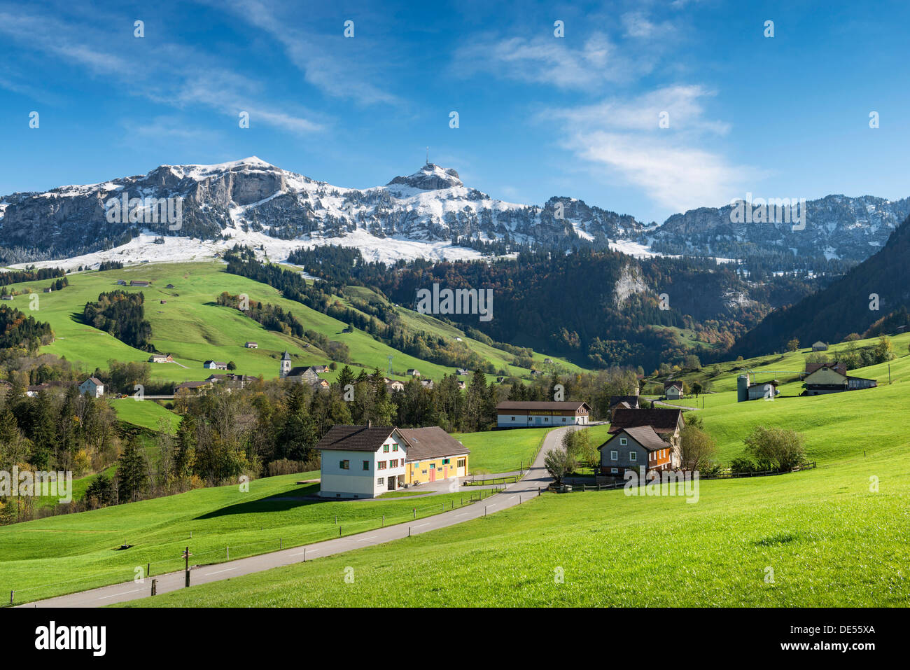 Grüne Weiden im Appenzellerland vor dem schneebedeckten Appenzeller Alpen,  Kanton Appenzell-Innerrhoden, Switzerland Stockfotografie - Alamy