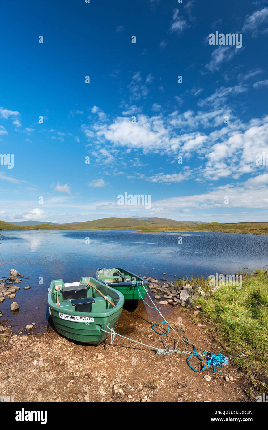 Ruderboote am Ufer des Loch Meadi, Altnaharra, Northern Highlands, Schottland, Vereinigtes Königreich Stockfoto