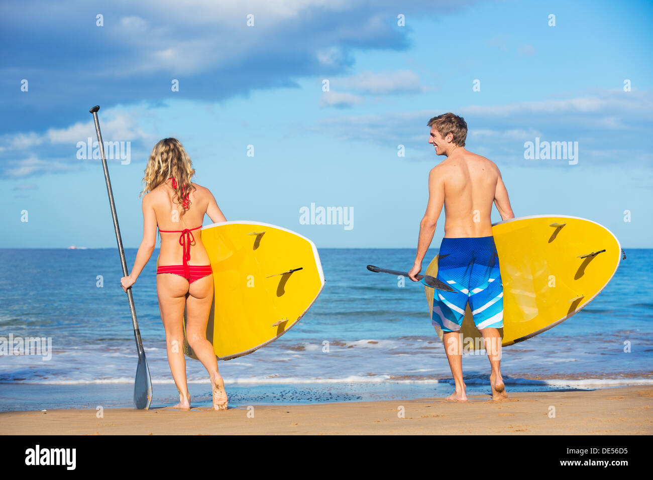 Attraktives Paar Stand Up Paddeln in Hawaii, aktives Leben-Konzept Stockfoto
