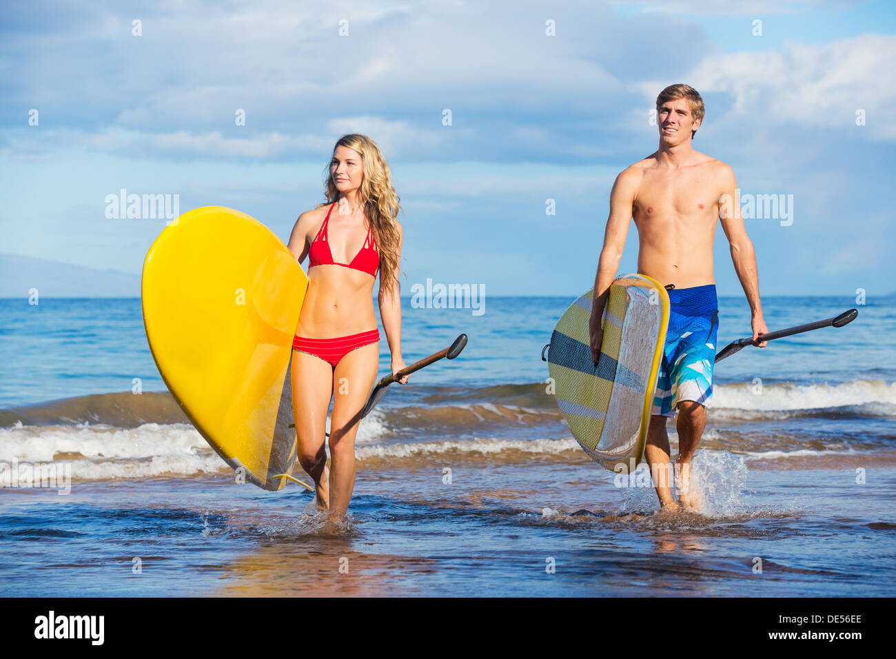 Attraktives Paar Stand Up Paddeln in Hawaii, aktives Leben-Konzept Stockfoto