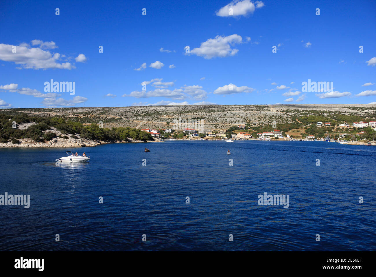 Bucht mit blauen Wasser und Boote, Pag, Insel Pag, Kroatien Stockfoto