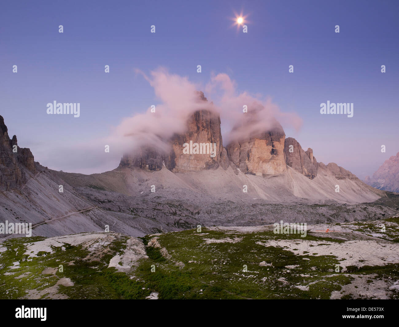 Tre Cime di Lavaredo Gipfeln in der Abenddämmerung, Nationalpark Dolomiti di Sesto, Sextener Dolomiten, Dolomiten, Provinz von Bolzano-Bozen Stockfoto
