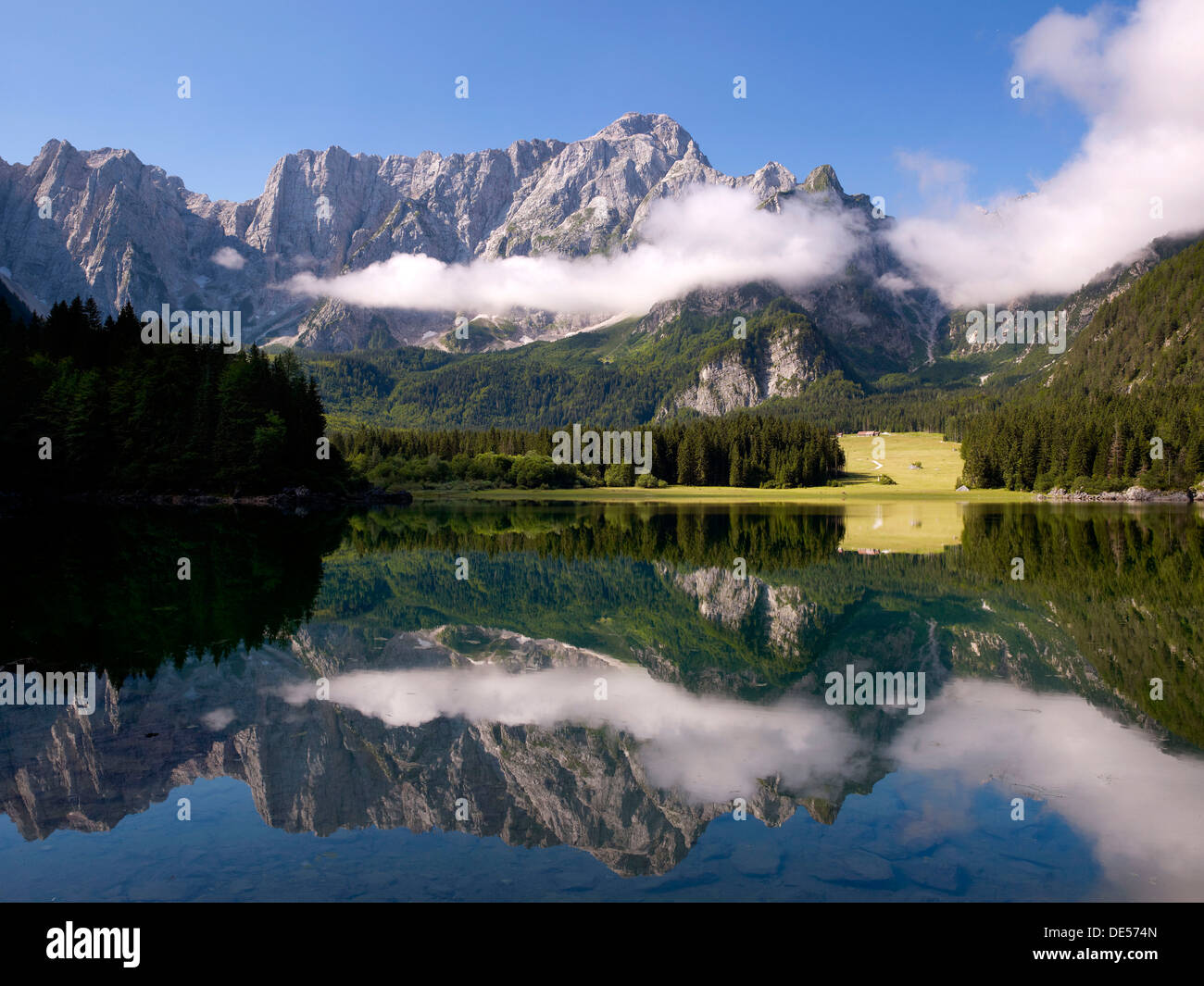 Obere See Fusine, Fusine Seen, Laghi di Fusine Seen, die Nordwand des Berges Mangart auf der Rückseite, Julischen Alpen Stockfoto