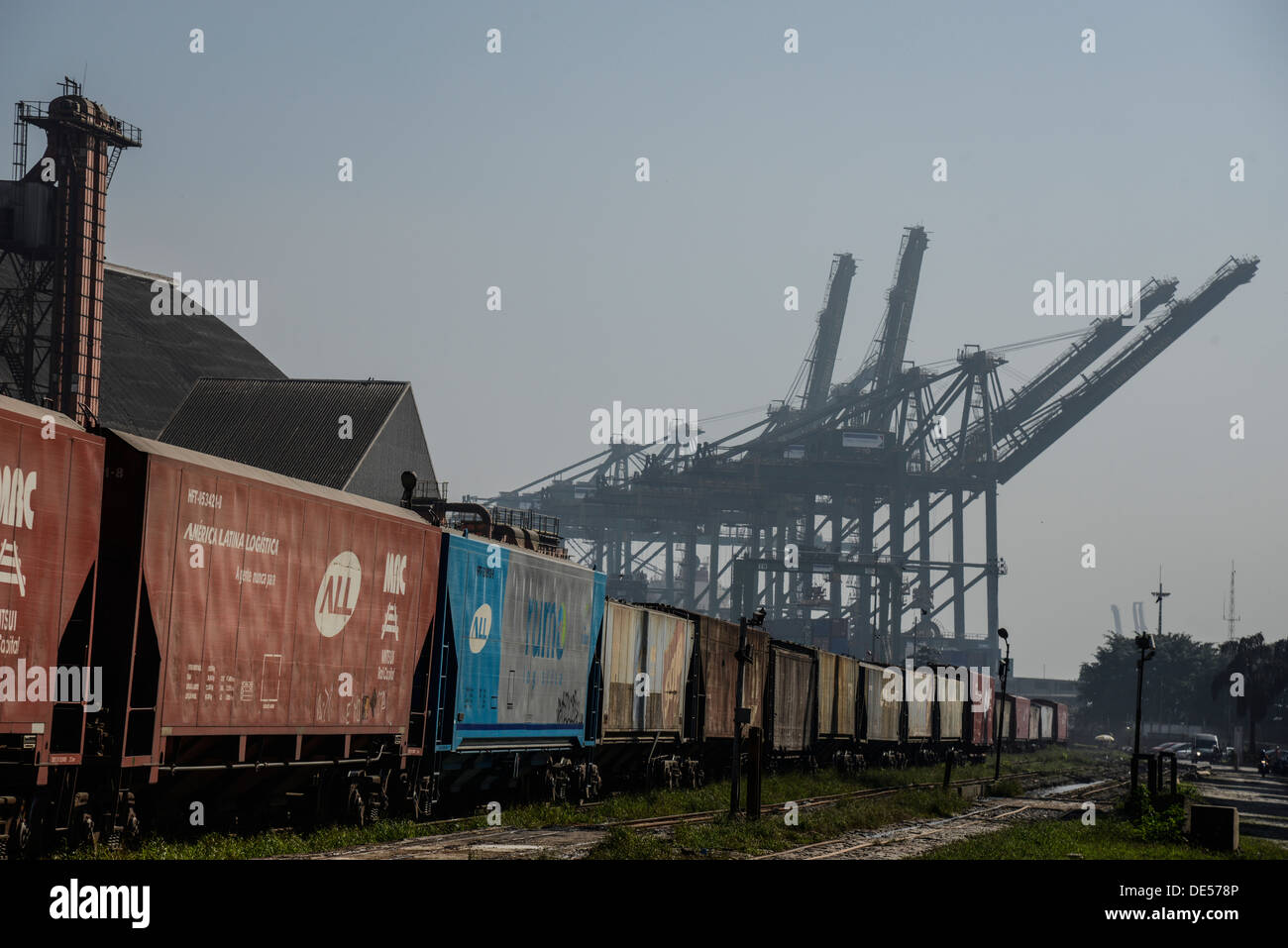 ein Zug voller Körner Pässe Trog Santos Port, Santos, Brasilien, auf Freitag, 5. Juli 2013. Stockfoto