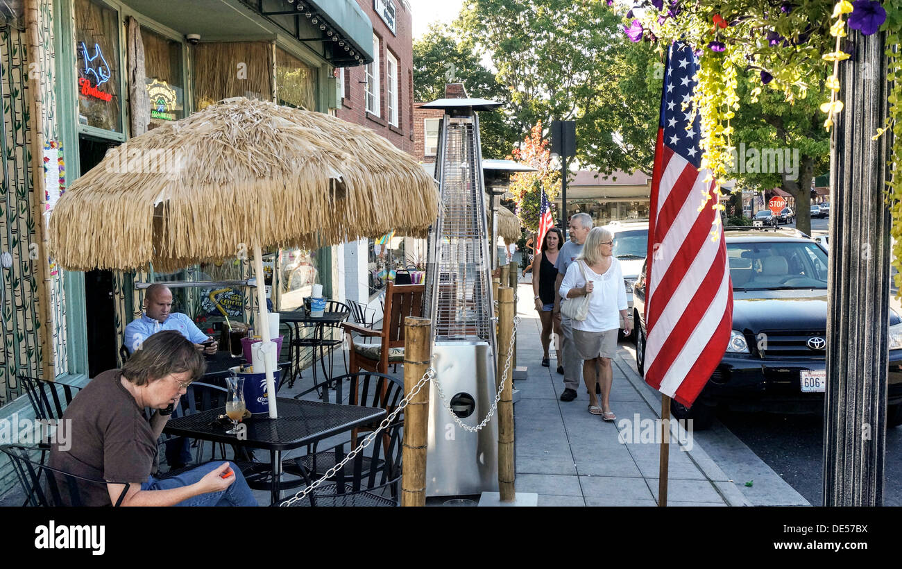 Edmonds, Washington, USA. In Memoriam 11. September 2001, als das World Trade Center Türme ging; Amerikanische Flaggen wehen entlang der Hauptstraßen von Edmonds Washington USA © Dorothy Alexander/Alamy Live News Stockfoto