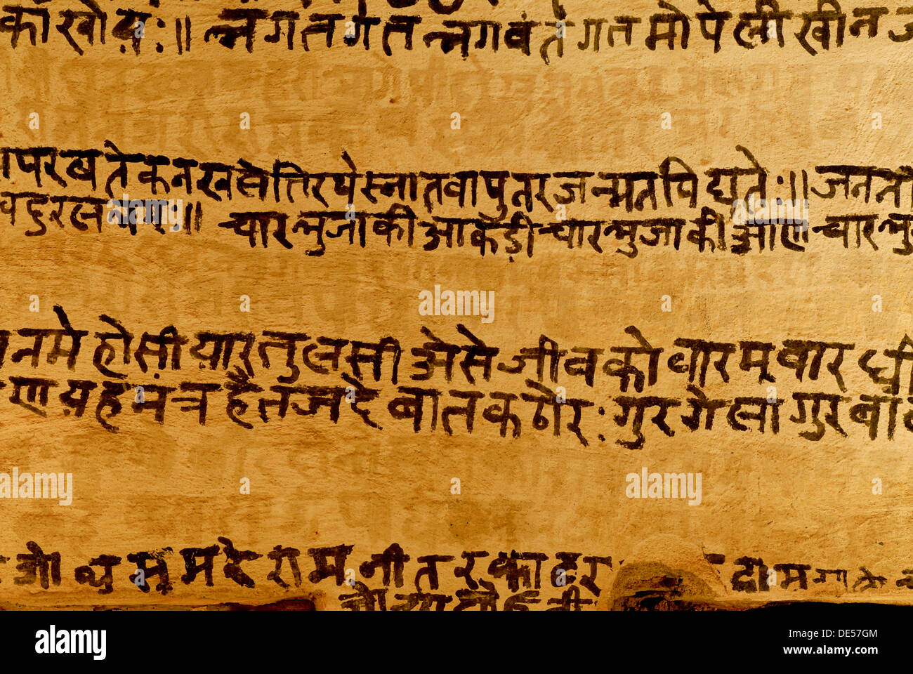Sanskrit-Inschriften auf eine Wand, Devigarh Palace Hotel, Rajasthan, Indien, Asien Stockfoto