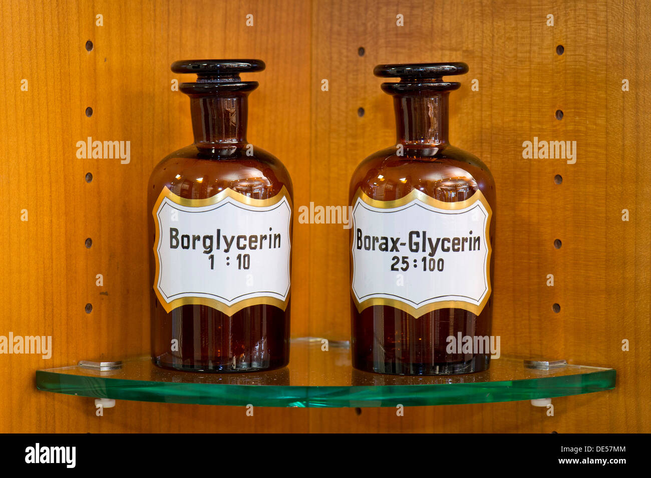 Alte Glas-Flakons für medizinische Inhaltsstoffe mit der Bezeichnung Glycerin in der Apotheke, Stuttgart, Baden-Württemberg Stockfoto