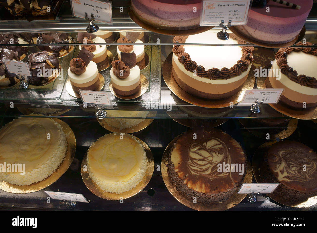 Kuchen, Mousse und französisches Gebäck im Café Vitrine Stockfoto