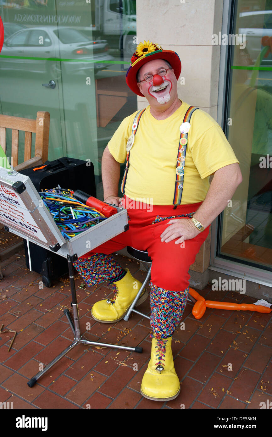 Happy sucht Mann mittleren Alters, gekleidet wie ein Clown, Vancouver, Britisch-Kolumbien, Kanada Stockfoto