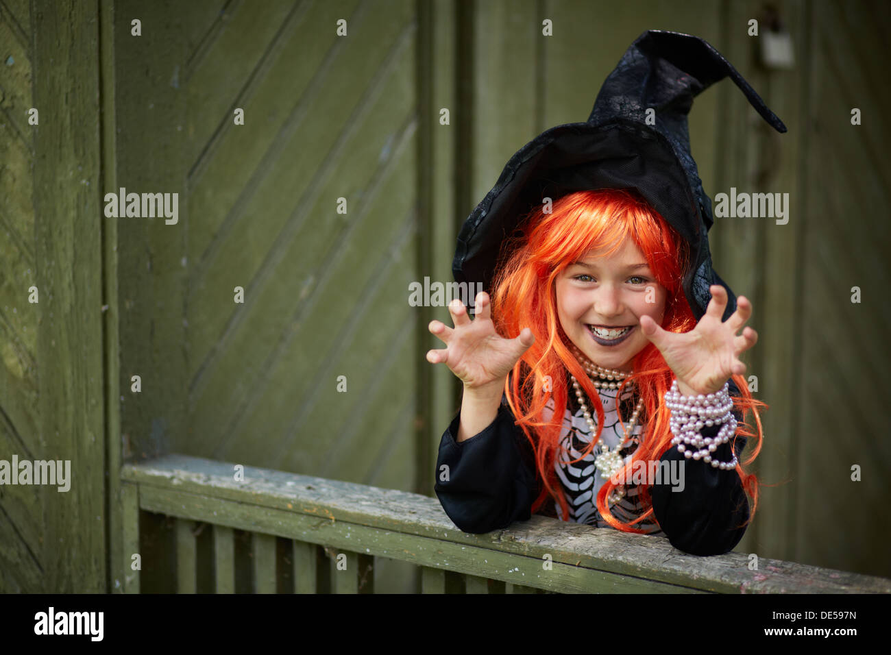 Porträt von Halloween Mädchen mit roten Haaren tragen schwarze Hut Stockfoto