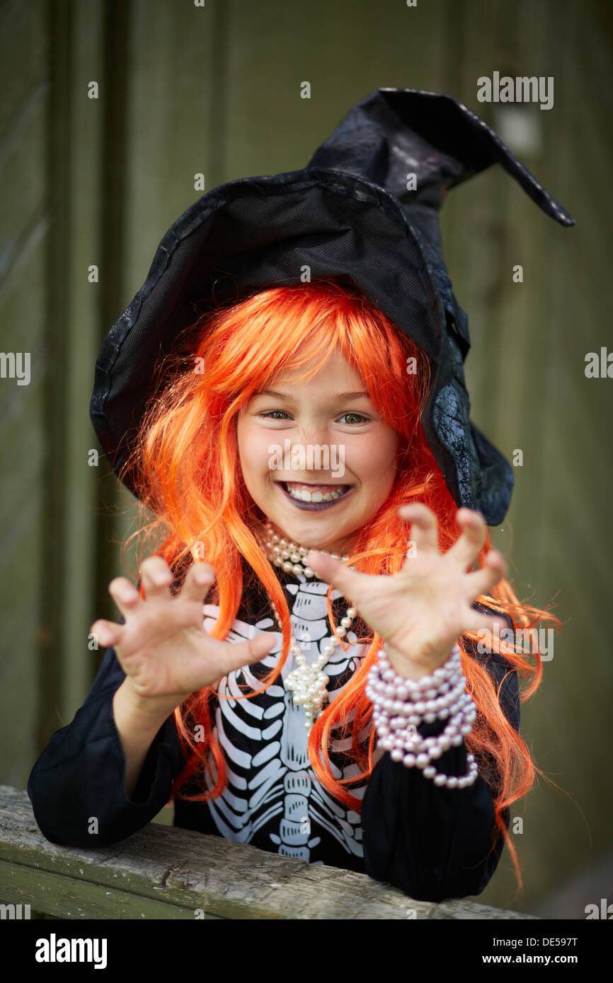 Porträt von Halloween Mädchen mit roten Haaren tragen schwarze Hut Stockfoto