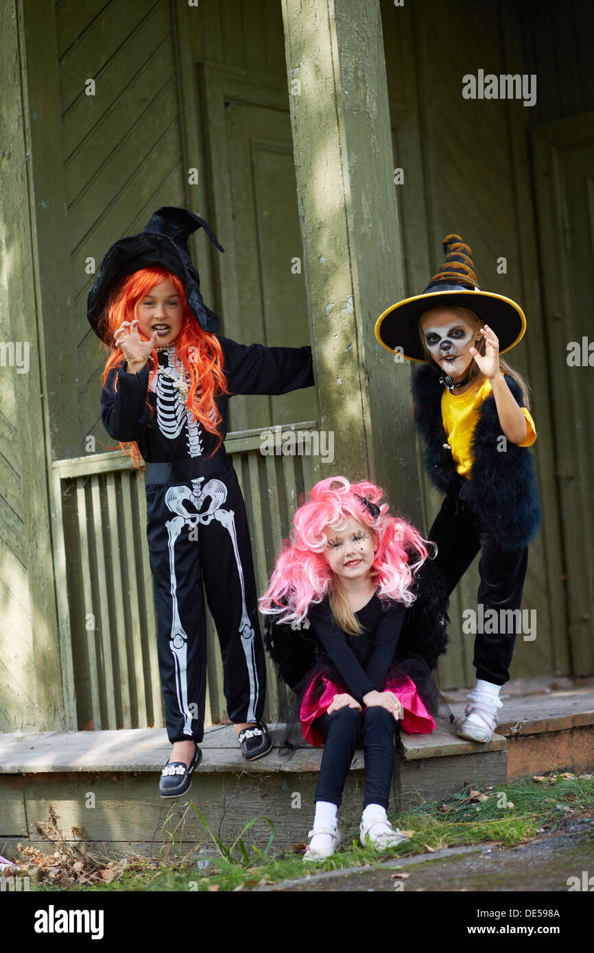 Porträt von drei Halloween Mädchen Blick in die Kamera auf der Veranda des baufälligen Haus Stockfoto