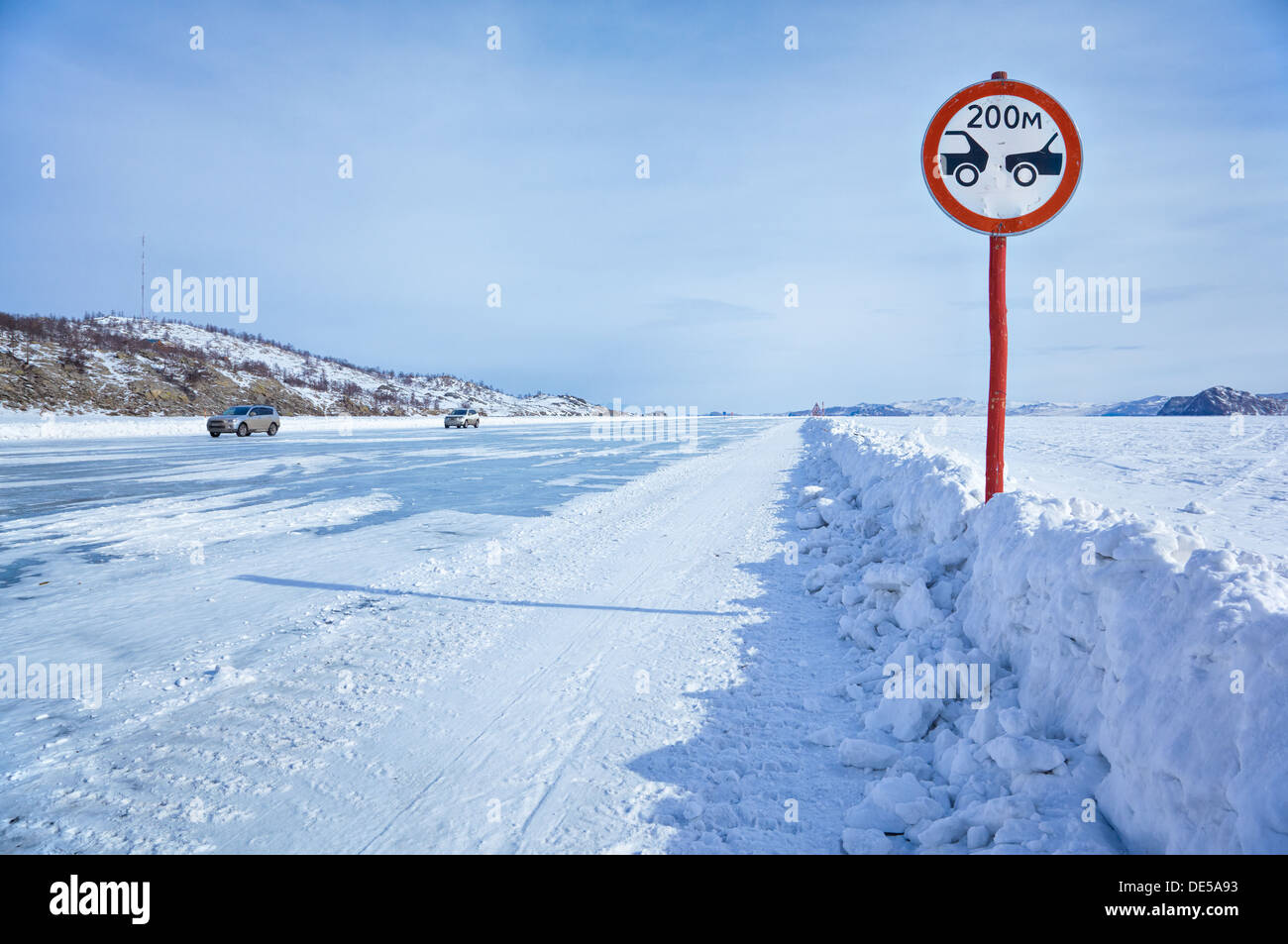 Verkehr-Warnschild am Baikal Ice Überfahrt zur Insel Olchon Stockfoto
