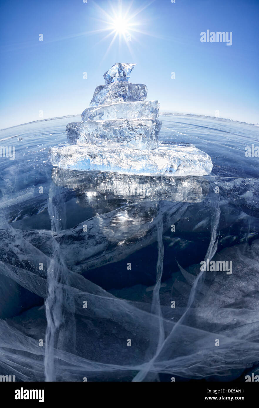Yacht auf Winter Baikal unter Sonnenstrahlen der Eisblöcke gemacht. Stockfoto