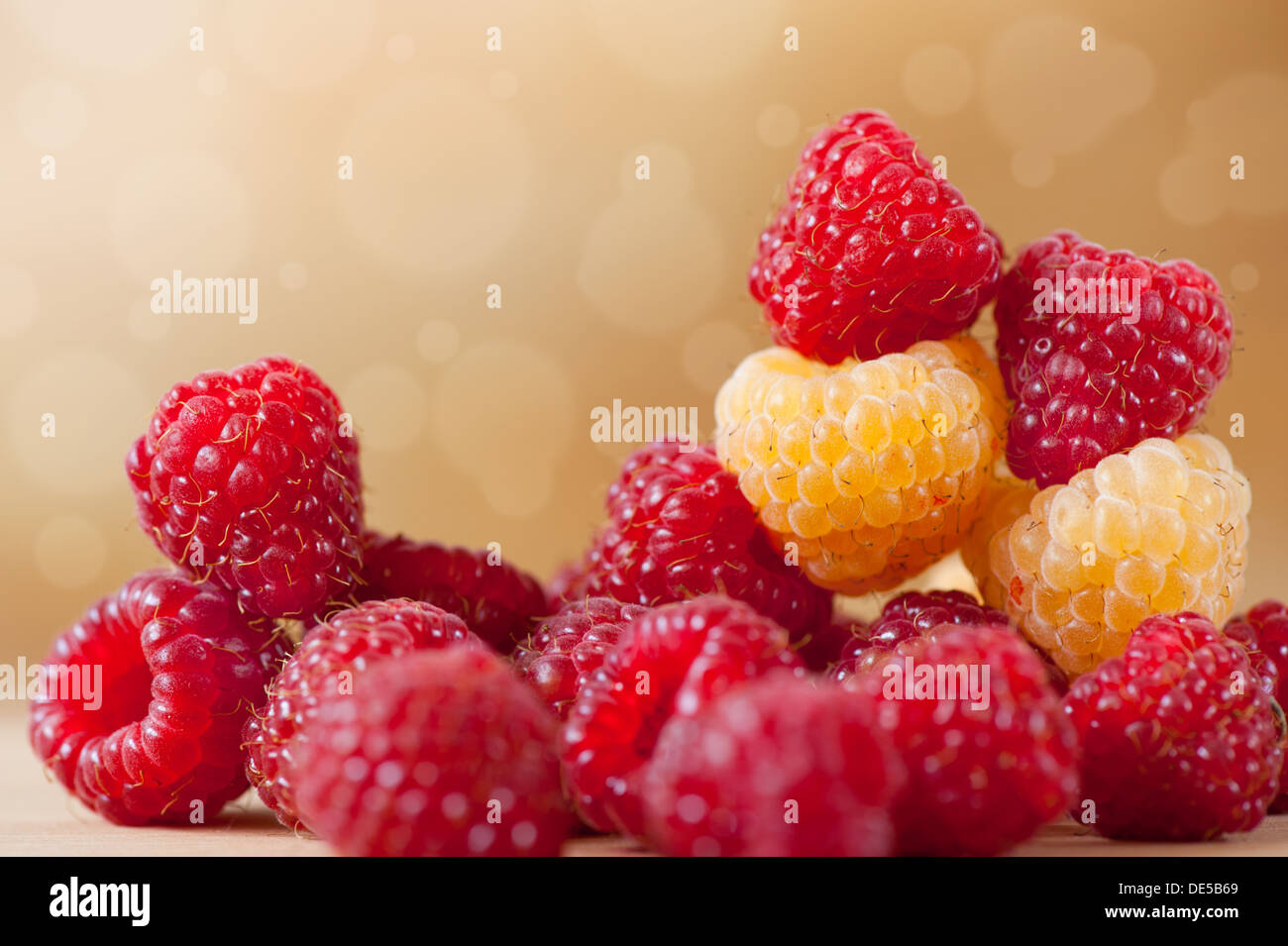 leuchtend rote und Goldene Himbeere Früchte in Haufen Stockfoto
