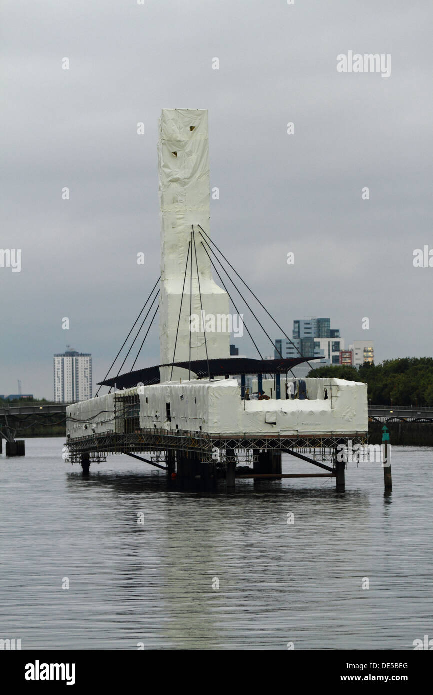 Glocken Brücke Fluss Clyde durchlaufen Renovierung mit schützendem abdeckt und wandte sich von den Flüssen Rand Stockfoto