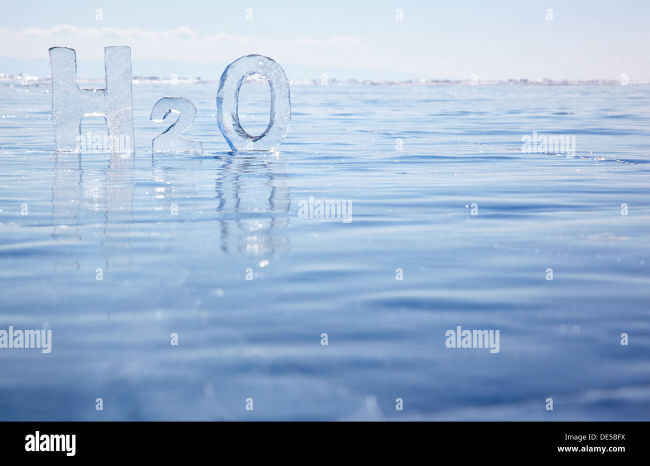 Chemische Formel des Wassers, die H2O aus Eis am Baikalsee Winter zugefroren Stockfoto