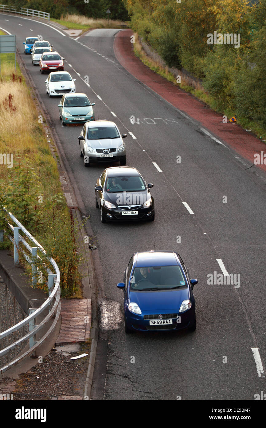 Eine kleine Schlange von Autos am Charing Cross Autobahn rutschen Sie ins Stadtzentrum, Glasgow, Schottland, Großbritannien Stockfoto