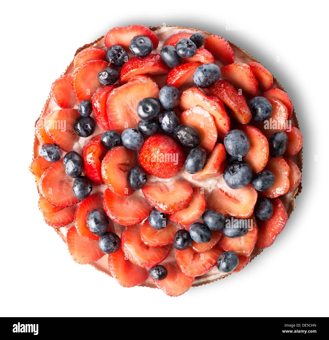 Erdbeere und Heidelbeere Kuchen isoliert auf weiss Stockfoto