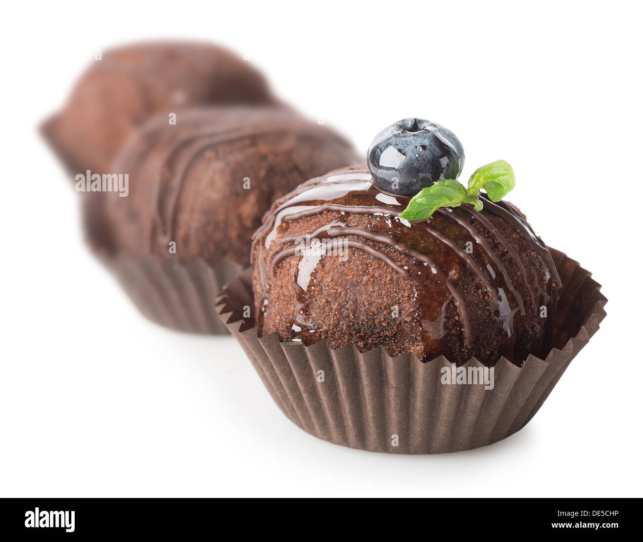 Drei Schokoladenkuchen isoliert auf weißem Hintergrund Stockfoto