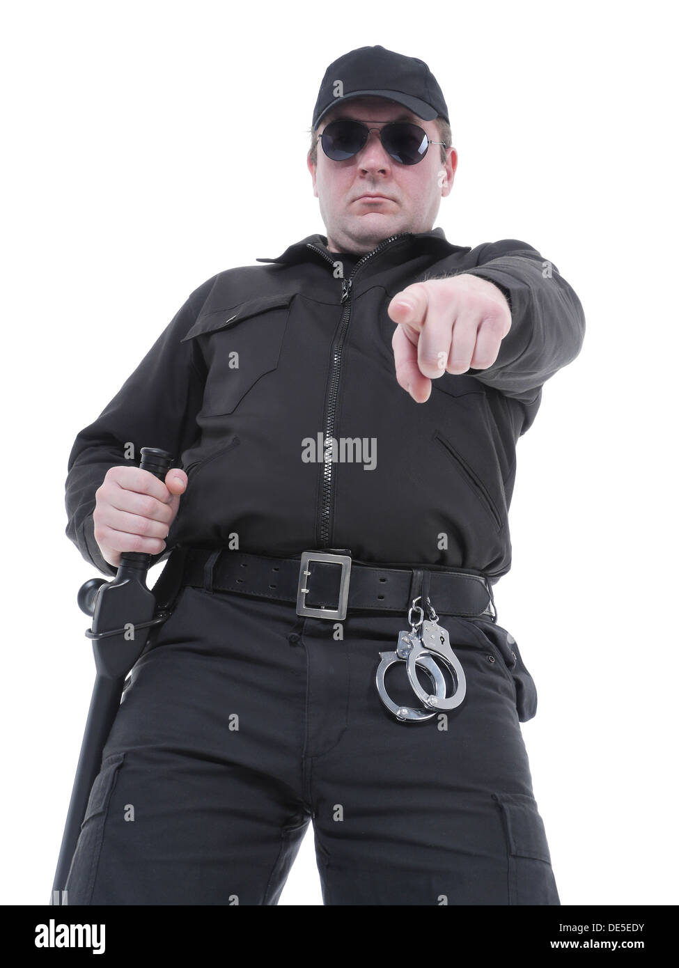 Polizist in schwarzer uniform und Gläser Hinweis bei der Bestellung von Weise Stockfoto