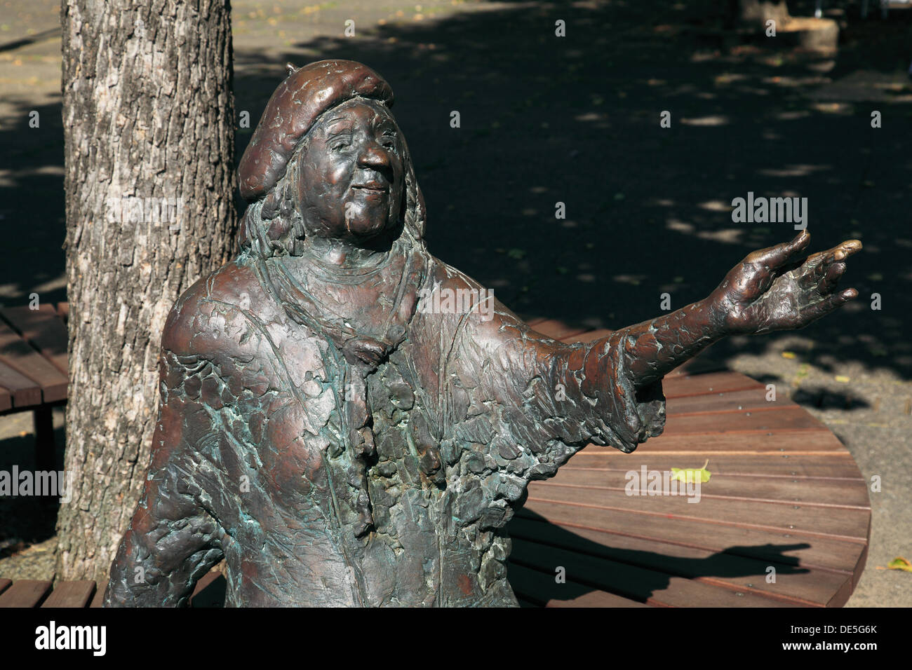 Bronzeskulptur der Schauspielerin Tana Schanzara von Karl Ulrich Nuss bin Hans-Schalla-Platz Vor Dem Schaupielhaus Bochum, Ruhrgebiet, Nordrhein-Westfa Stockfoto