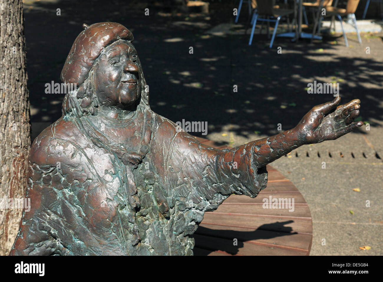 Bronzeskulptur der Schauspielerin Tana Schanzara von Karl Ulrich Nuss bin Hans-Schalla-Platz Vor Dem Schaupielhaus Bochum, Ruhrgebiet, Nordrhein-Westfa Stockfoto