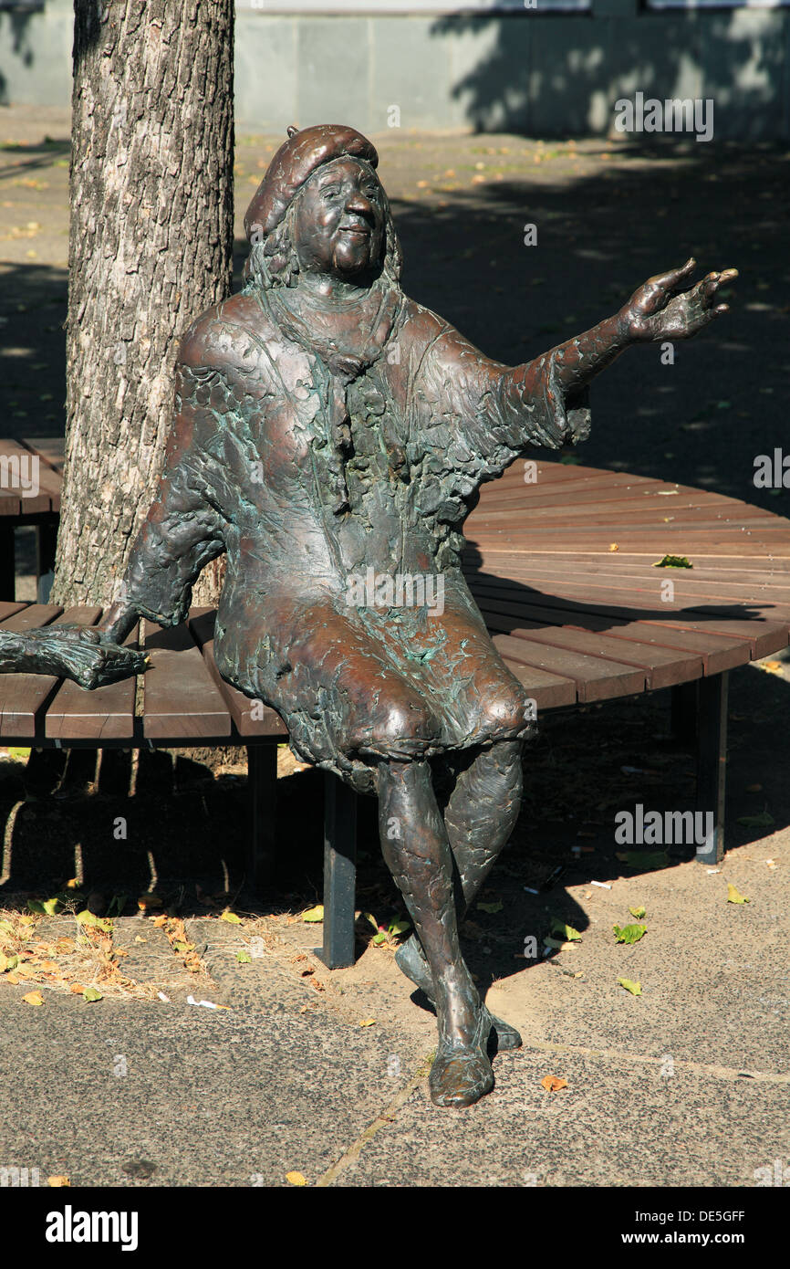 Bronzeskulptur der Schauspielerin Tana Schanzara von Karl Ulrich Nuss bin Hans-Schalla-Platz Vor Dem Schaupielhaus Bochum, Ruhrgebiet, Nordrhein-Westfa Stockfoto