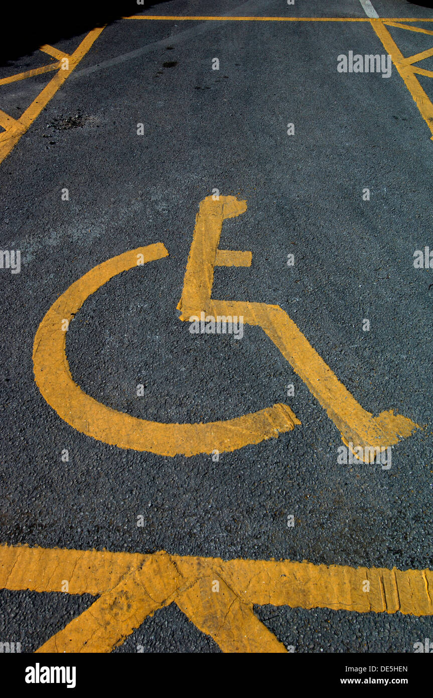 Behinderte parken Schild, auf dem Boden. Stockfoto