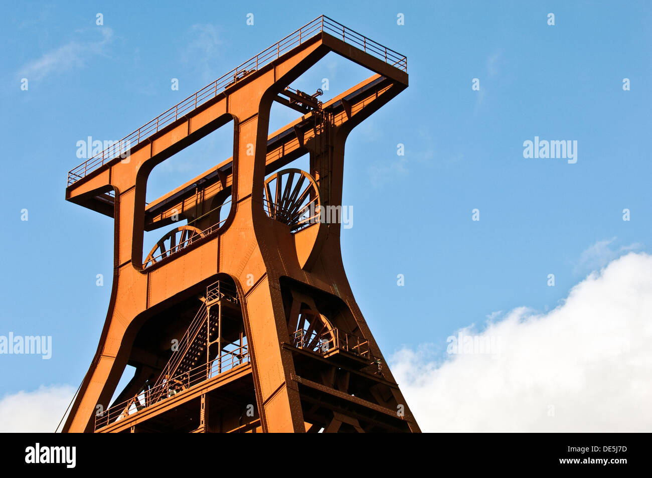 Zollverein Coal Mine Industriekomplex. Turm der Wickelwelle 12. Berühmte Symbol für Essen und das Ruhrgebiet, Deutschland Stockfoto