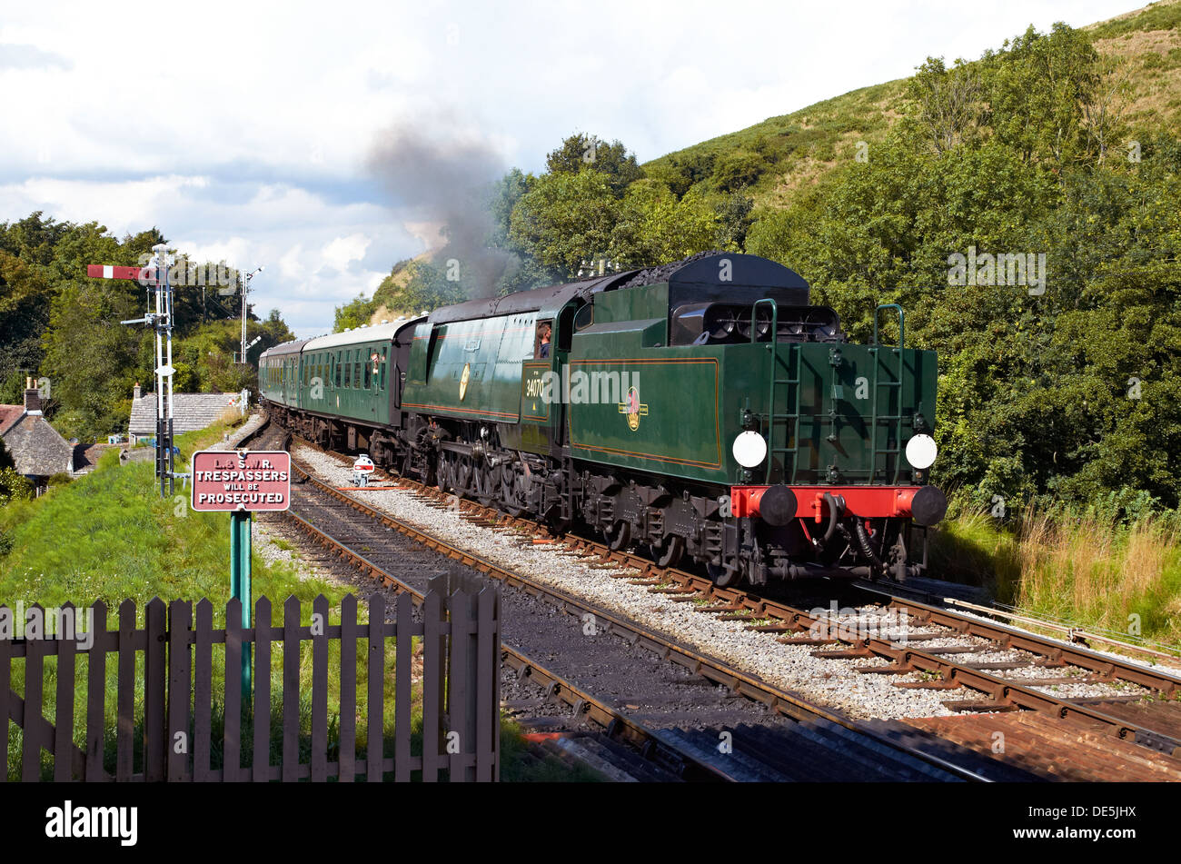 Dampfzug auf der Swanage Railway in Corfe Castle Station, Dorset, England mit einem Zug nach Swanage ausgeführt. Stockfoto