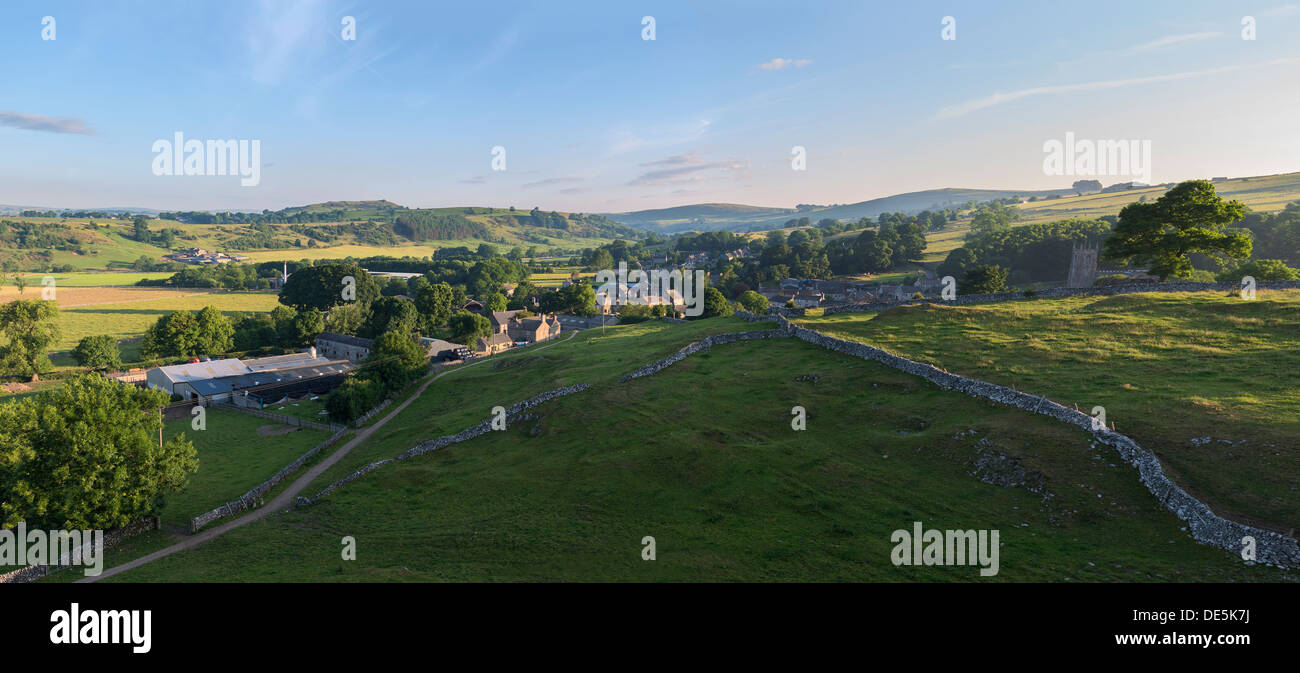 Am frühen Morgen Panoramablick über das Dorf Hartington und die oberen Dove Valley im Peak District, Derbyshire, England Stockfoto