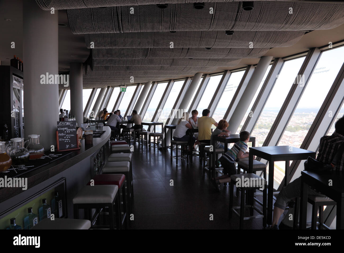 Restaurant im Inneren der Rheinturm in Düsseldorf (Rheinturm) Stockfoto