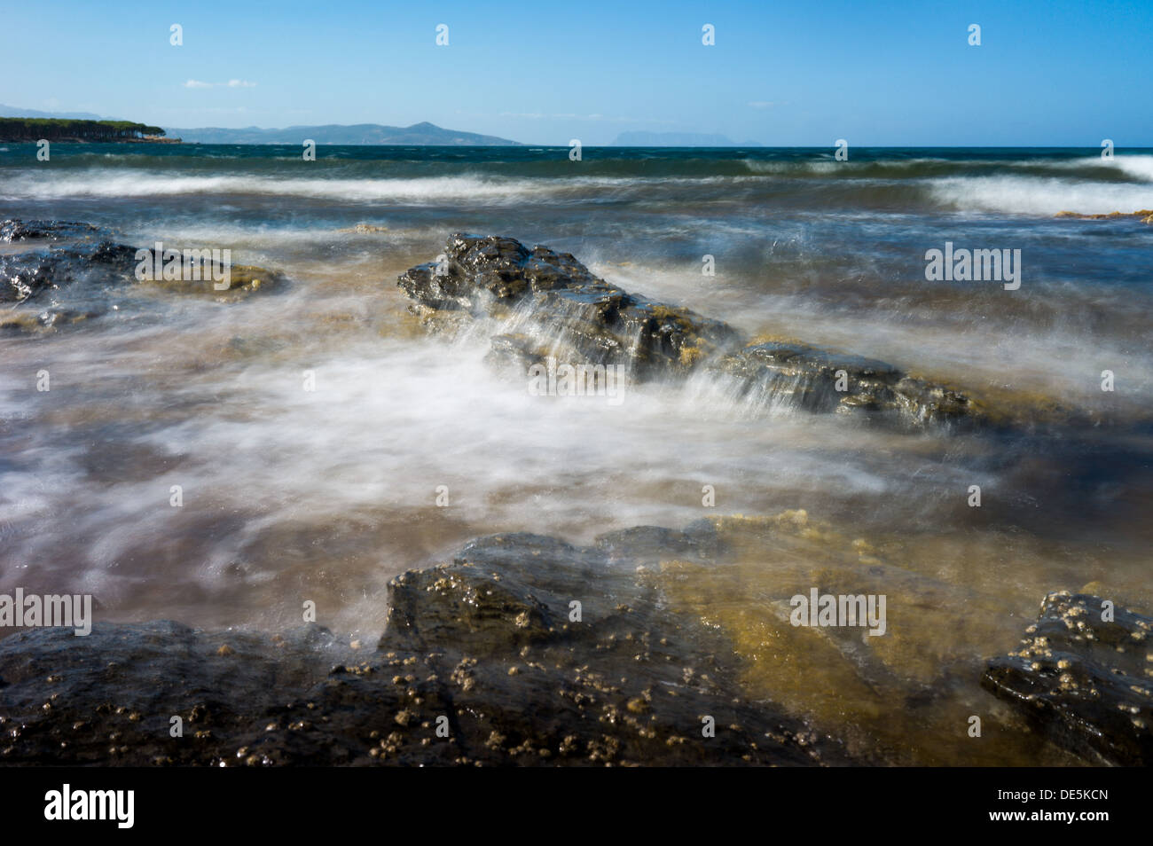 Wellen an der Steinkueste in Sardinien Stockfoto