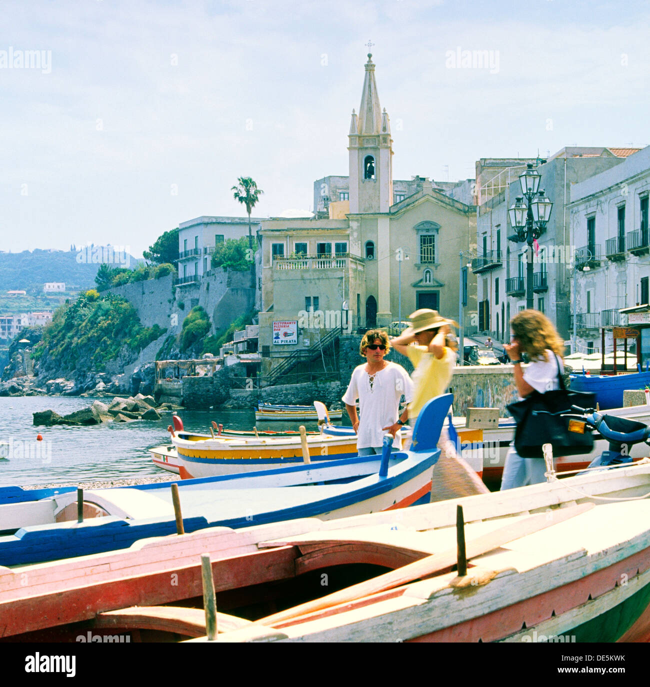 Die Äolischen Insel Lipari, Italien. Junge Frauen Besucher und lokalen Schiffer in der Marina Corta in der Stadt Lipari. Stockfoto