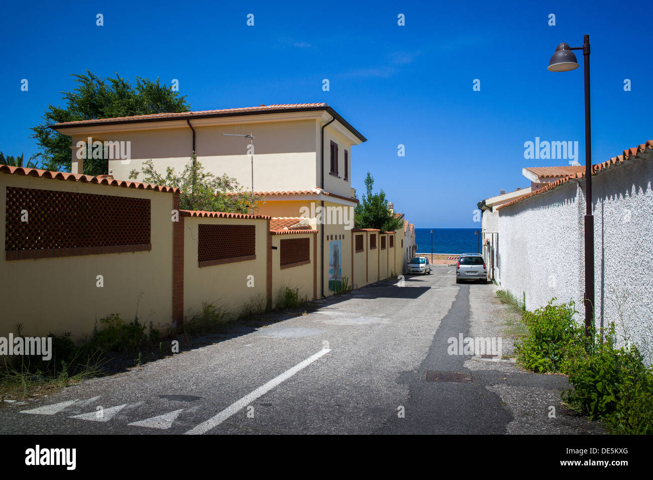 Straße mit catering-Ferienwohnungen in Sardinien Stockfoto
