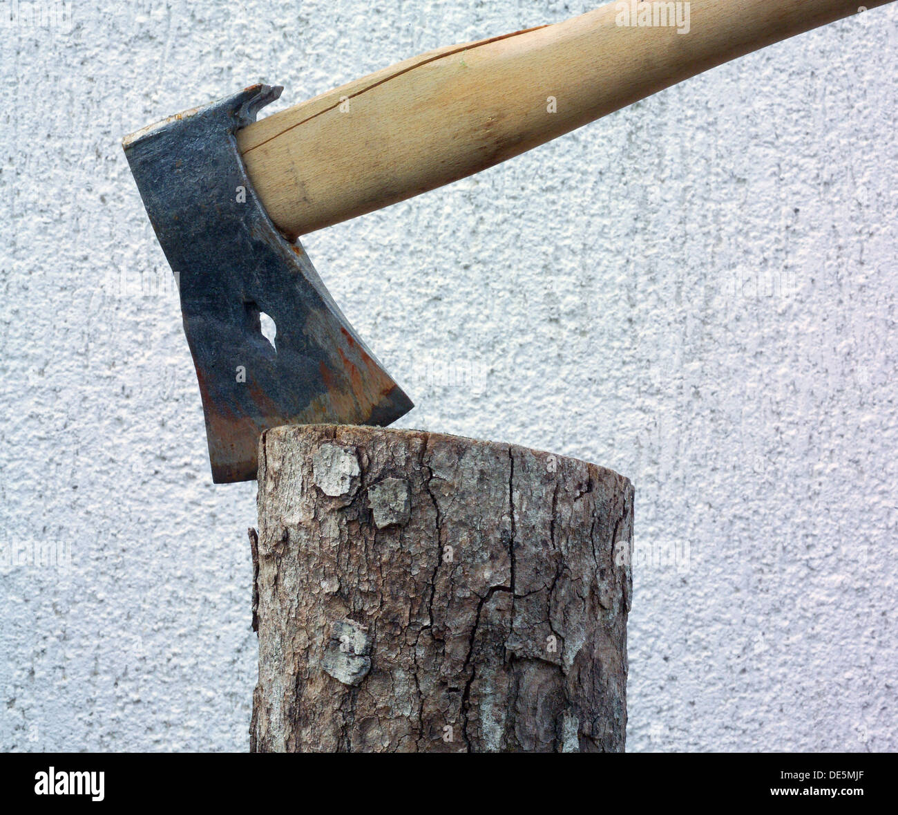 Eine scharfe Axt in Holzscheit = bereit Brennstoff für die Wintermonate Stockfoto