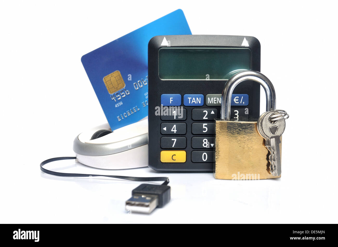 Kreditkarte-sichere Code-Generator, Computer-Maus und Vorhängeschloss auf weißem Hintergrund Stockfoto