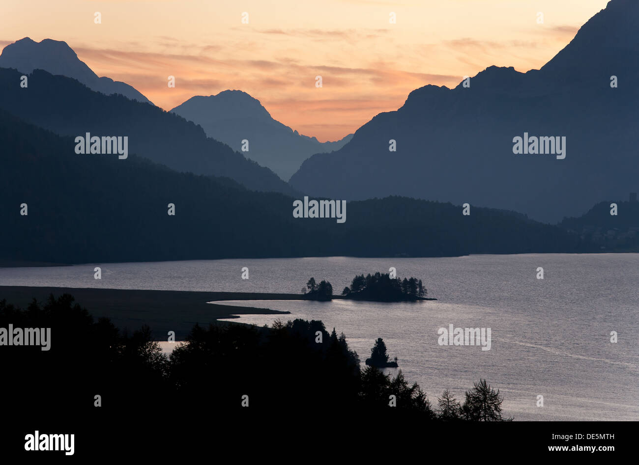 Sils Maria, Schweiz, Sonnenuntergang auf dem Silsersee umgeben von Bernina Bergen Stockfoto