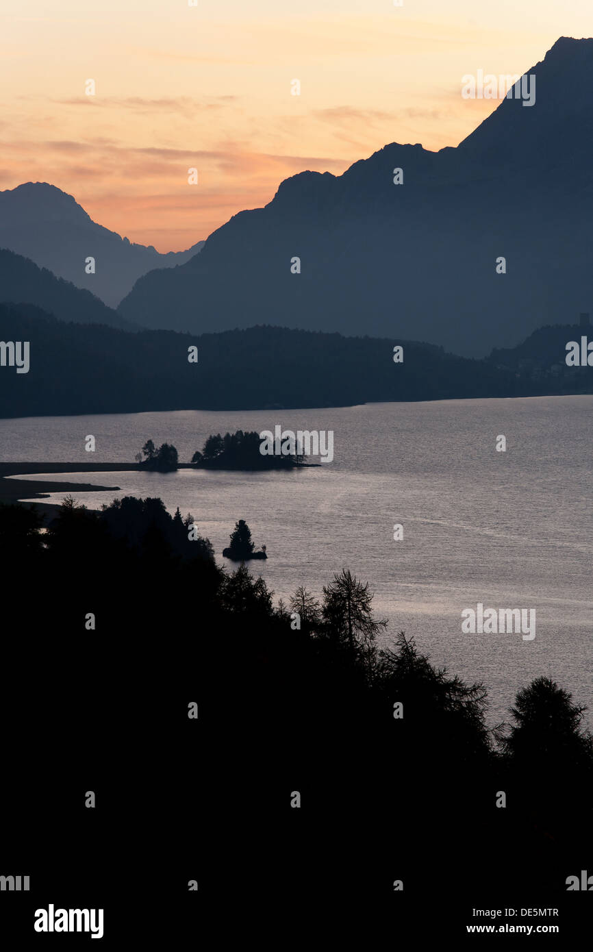 Sils Maria, Schweiz, Sonnenuntergang auf dem Silsersee umgeben von Bernina Bergen Stockfoto