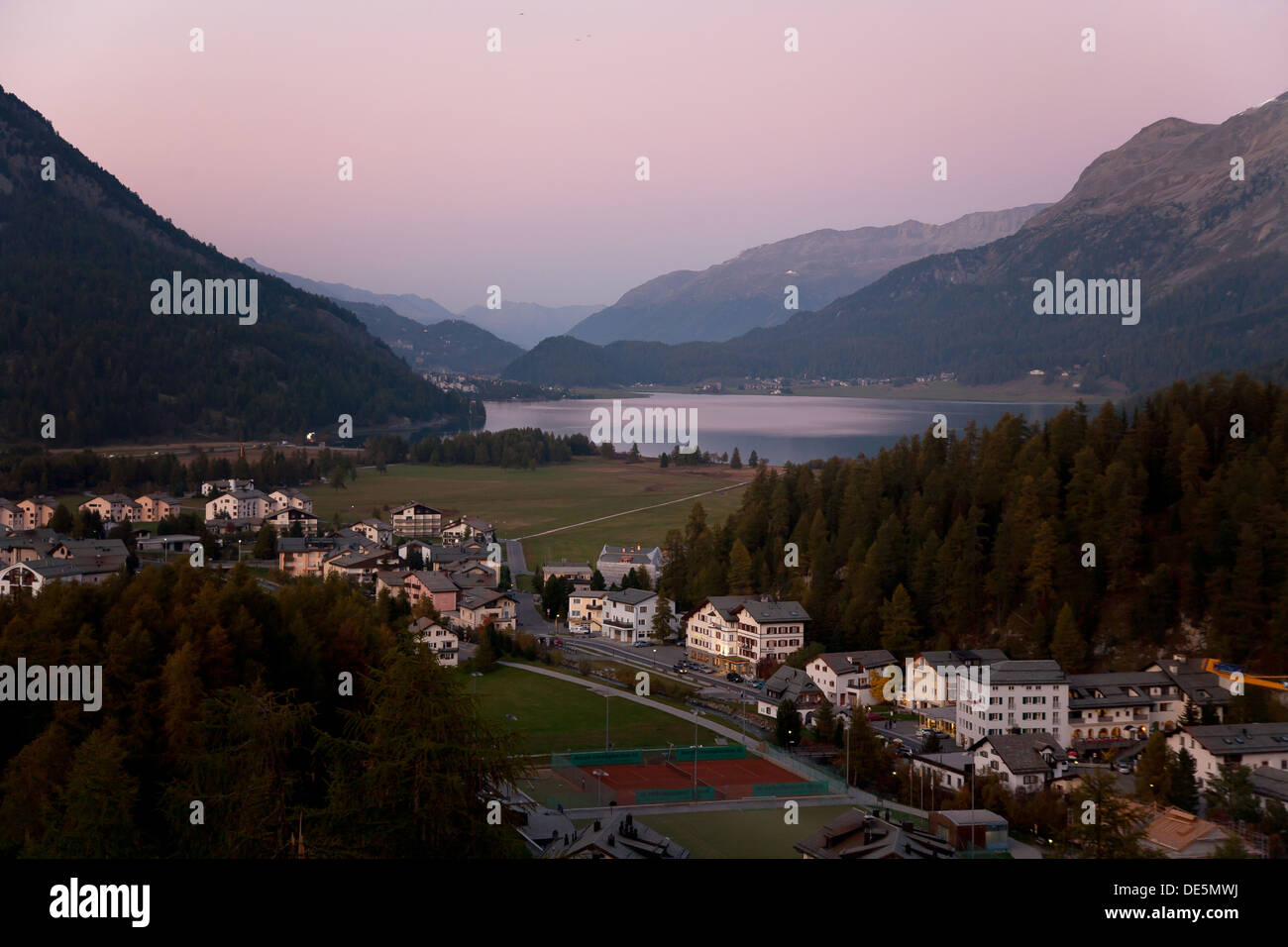 Sils Maria, Schweiz, Sonnenuntergang über Silvaplanersee und die Bernina-Berge Stockfoto