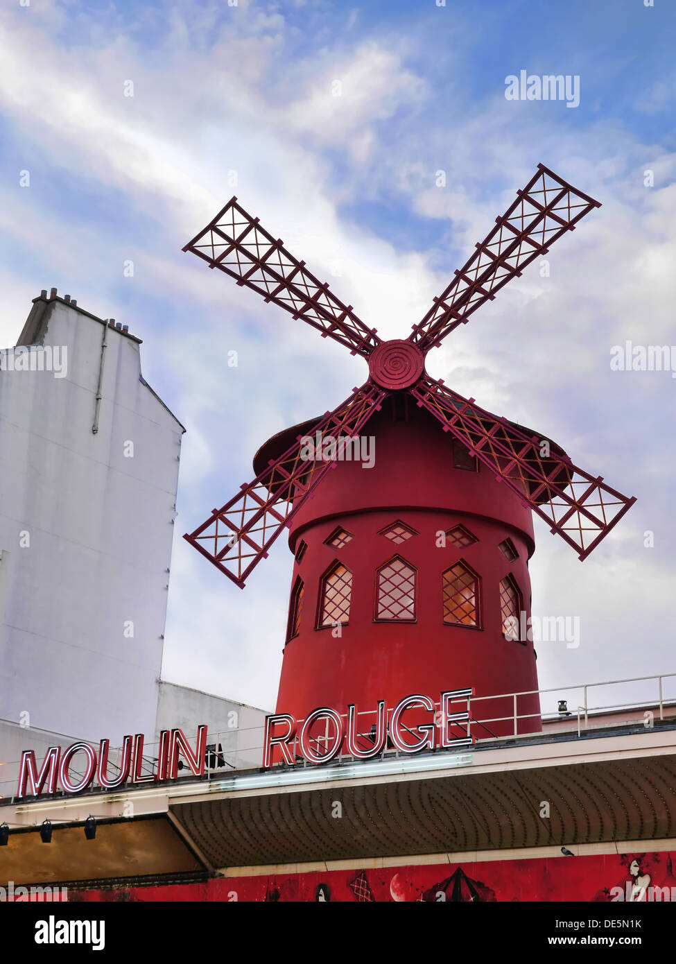 Das berühmte Moulin Rouge Gebäude in Paris, Frankreich Stockfoto