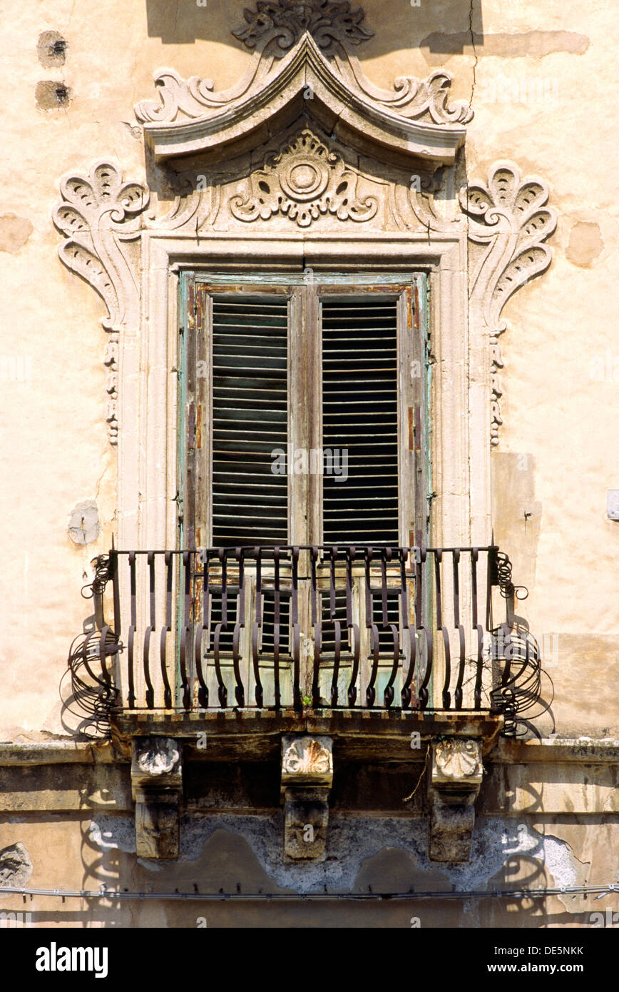 Stadt von Messina, Sizilien, Italien. Schmiedeeiserne Geländer. Typisch Barock alte Fenster Balkon Stockfoto