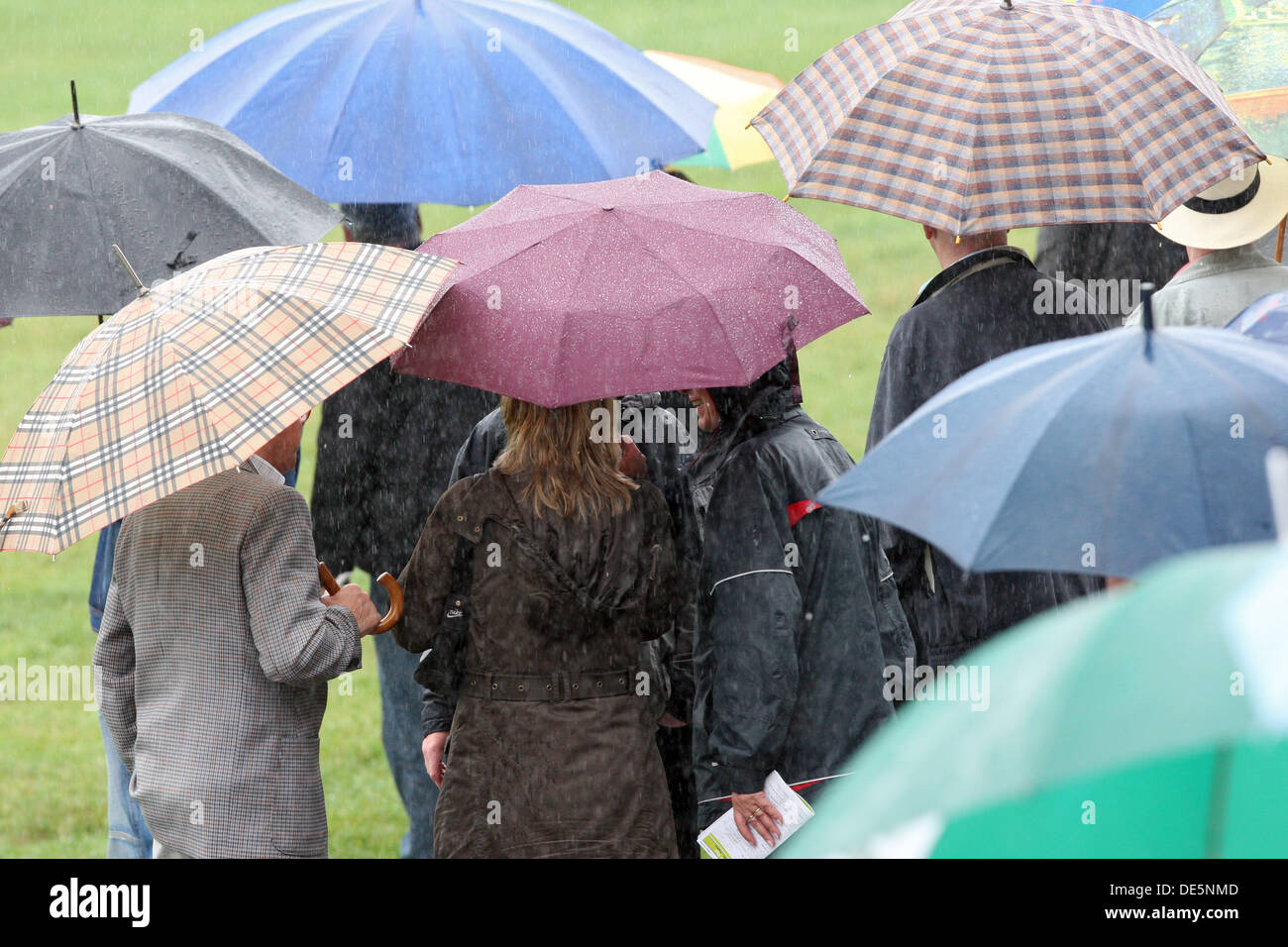 Düsseldorf, Deutschland, sind Menschen bei schlechtem Wetter unter ihren Regenschirmen Stockfoto