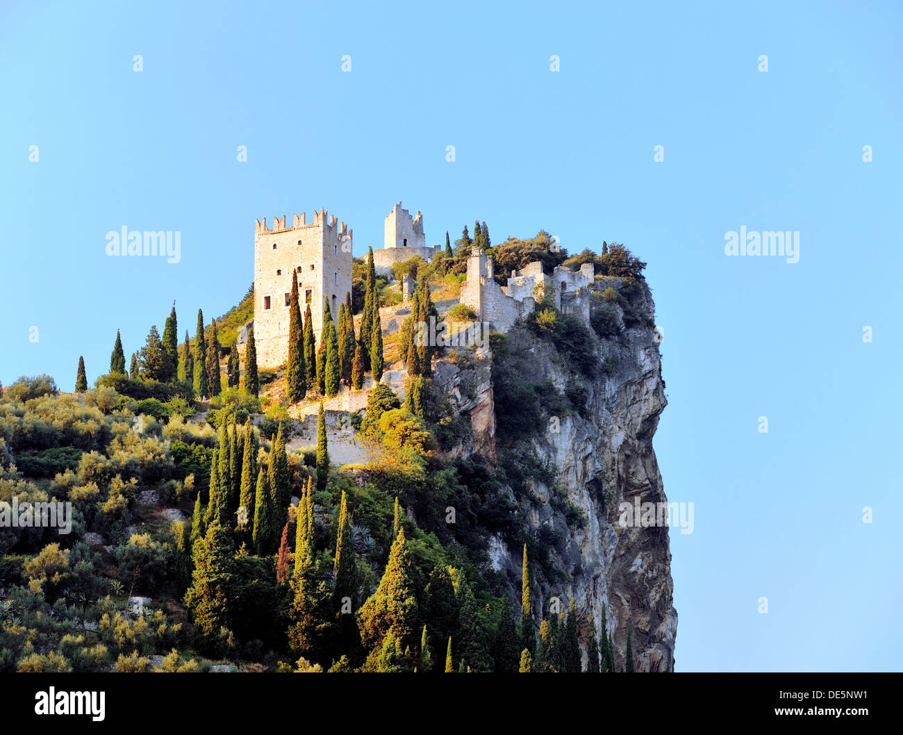 Das Castello D'Arco Höhenburg auf Kalksteinfelsen über der Stadt von Arco am Gardasee in der italienischen Region Südtirol Stockfoto