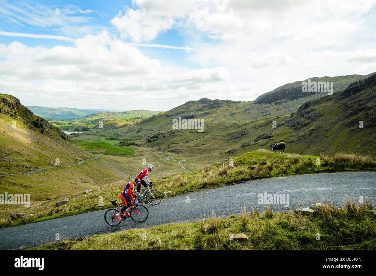 Radfahrern erklimmen die steilen Wrynose Pass im englischen Lake District mit wenig Langdale hinter Stockfoto