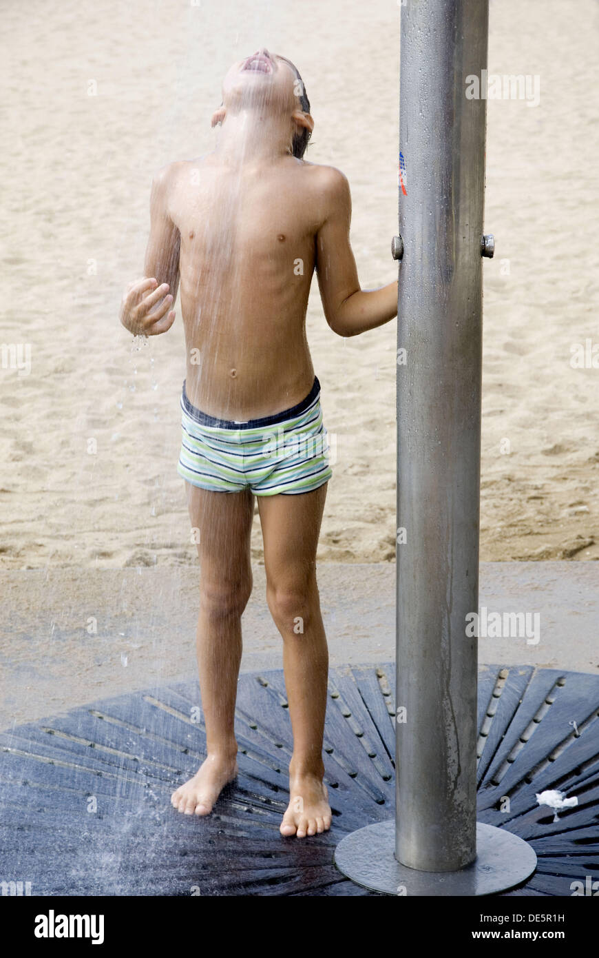 Boy Am Strand Unter Der Dusche Stockfotografie Alamy