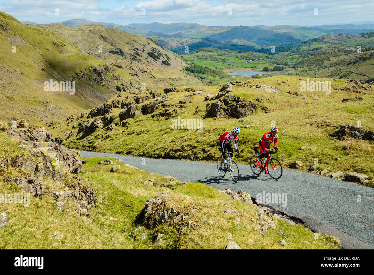 Radfahrern erklimmen die steilen Wrynose Pass im englischen Lake District mit wenig Langdale hinter Stockfoto