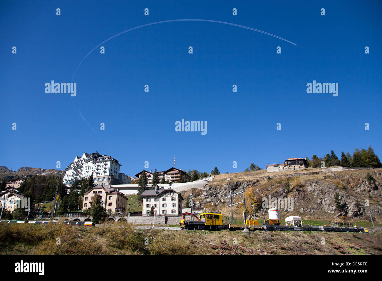 St. Moritz, Schweiz, Duesenjaeger den Himmel in der Nähe des Bahnhofs Stockfoto