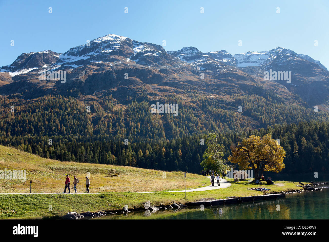 St. Moritz, Schweiz, auf dem St. Moritzersee Spaziergaenger Stockfoto